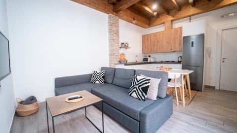 Kitchen or kitchenette, Living room, Seating area, Dining area, oven