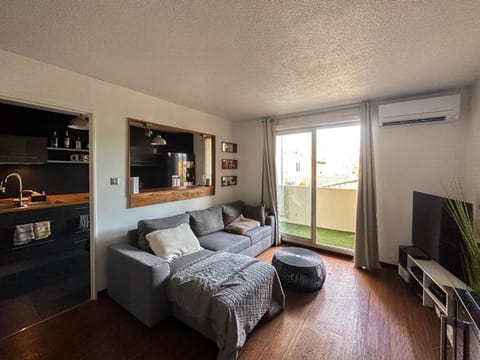 Communal lounge/ TV room, TV and multimedia, Living room, Seating area, air conditioner
