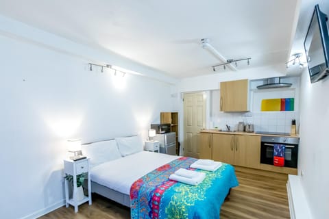 Bed, Kitchen or kitchenette, Bedroom