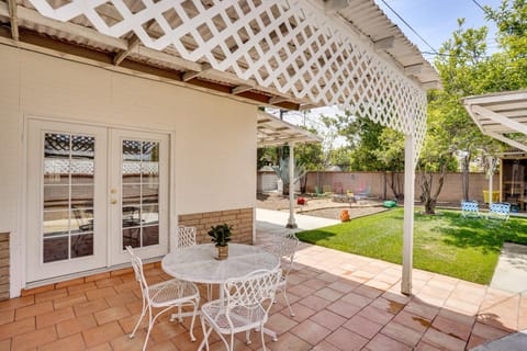 12 Mi to Dtwn LA Family Home with Patio and Yard! House in Bell Gardens
