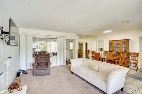 12 Mi to Dtwn LA Family Home with Patio and Yard! House in Bell Gardens