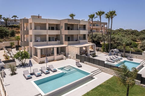 Property building, Patio, Spring, Day, Natural landscape, Garden, Coffee/tea facilities, Garden view, Pool view, Swimming pool, Swimming pool, sunbed