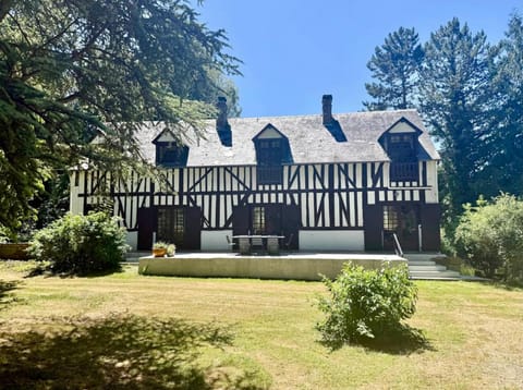 Property building, Patio, Day, Garden