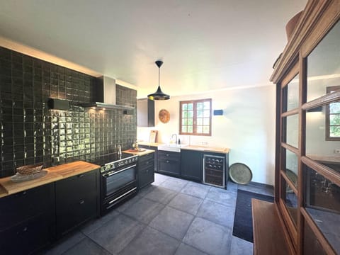 Coffee/tea facilities, oven, stove, kitchen