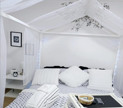 Charming Beautiful Private Room With Private Bath and Parking! Near Metrotown Vacation rental in Burnaby