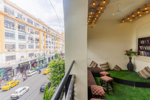 Property building, Communal lounge/ TV room, People, Living room, Seating area, Evening entertainment, Garden view, group of guests