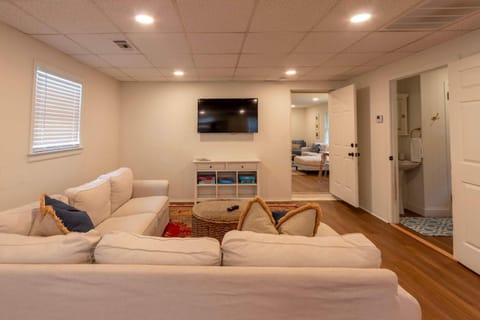 4 BR Sleeps 10 Near UGA & Downtown House in Athens