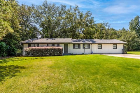 4 BR Sleeps 10 Near UGA & Downtown House in Athens