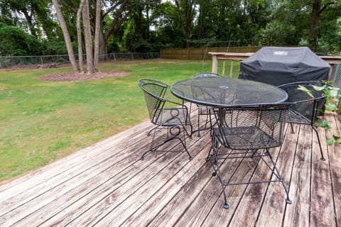 4 BR Sleeps 10 Near UGA & Downtown House in Athens
