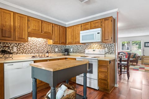 Five Points Dawg Crib On Campus House in Athens