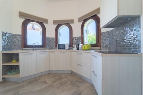 Kitchen or kitchenette, dishwasher, stove