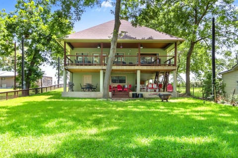 Beautiful Lakefront Cabin - Something For Everyone Cabin in New Braunfels