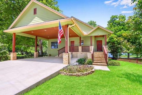 Beautiful Lakefront Cabin - Something For Everyone Cabin in New Braunfels