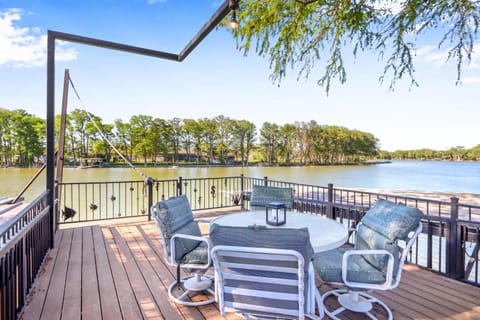 Amazing Lakefront Escape - A Stunner For Sleeps 14 House in New Braunfels
