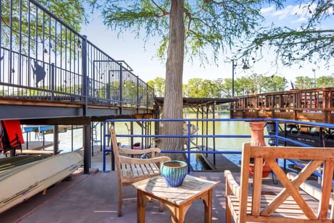 Amazing Lakefront Escape - A Stunner For Sleeps 14 House in New Braunfels