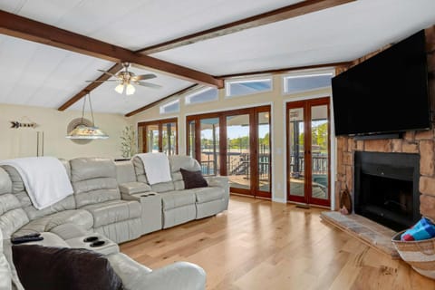 Amazing Lakefront Escape - A Stunner For Sleeps 14 House in New Braunfels