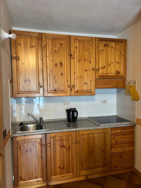 Coffee/tea facilities, Kitchen or kitchenette, stove