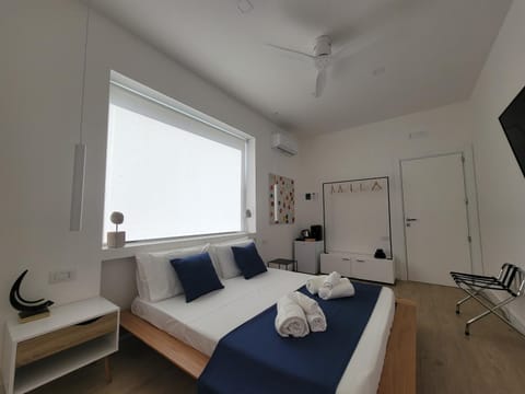 Bed, TV and multimedia, Photo of the whole room, Bedroom, towels, air conditioner