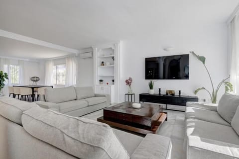 Communal lounge/ TV room, TV and multimedia, Living room, Seating area, Evening entertainment