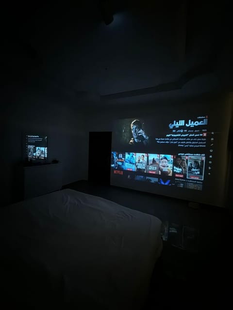 Bed, TV and multimedia, Photo of the whole room, Evening entertainment, Bedroom