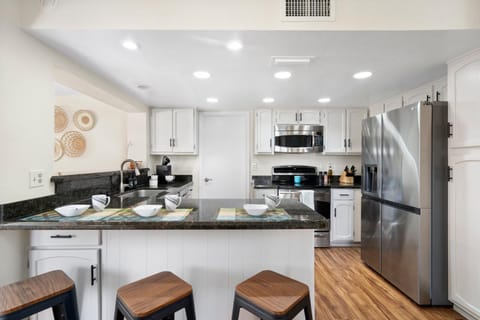 Coffee/tea facilities, Kitchen or kitchenette, Dining area, dishwasher, oven, pet friendly, stove