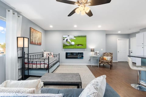 Bed, TV and multimedia, Living room, Photo of the whole room, Seating area