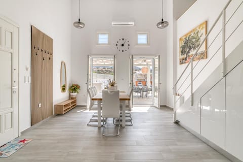 Seating area, Dining area