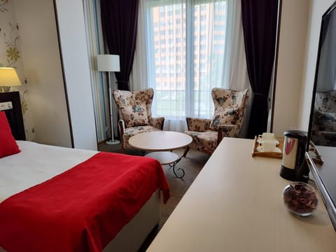 Photo of the whole room, Seating area