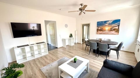 TV and multimedia, Living room, Seating area, Dining area