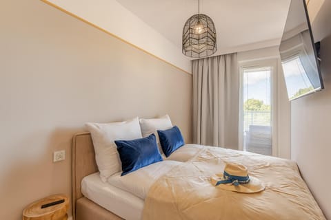 Bed, TV and multimedia, Photo of the whole room, Bedroom, towels