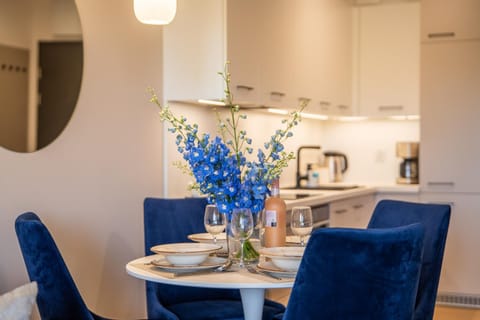 Kitchen or kitchenette, Living room, Seating area, Dining area