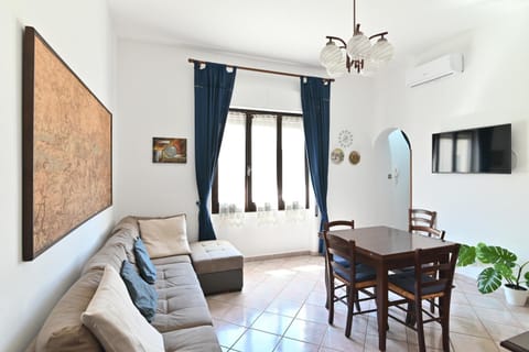 TV and multimedia, Living room, Seating area, air conditioner