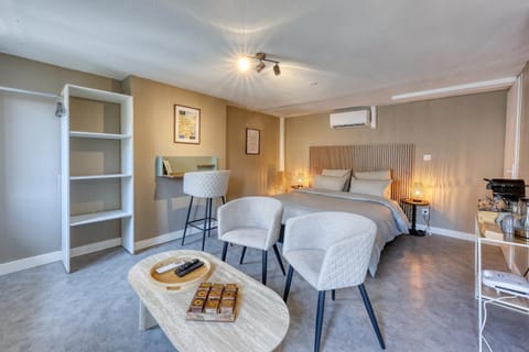 Kitchen or kitchenette, Living room, Food and drinks, Photo of the whole room, Seating area, Bedroom, air conditioner