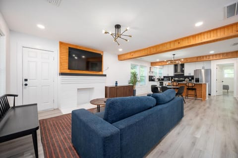 TV and multimedia, Kitchen or kitchenette, Living room, Seating area, Dining area, Evening entertainment, stove