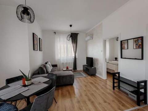 Bed, TV and multimedia, Living room, Dining area, air conditioner