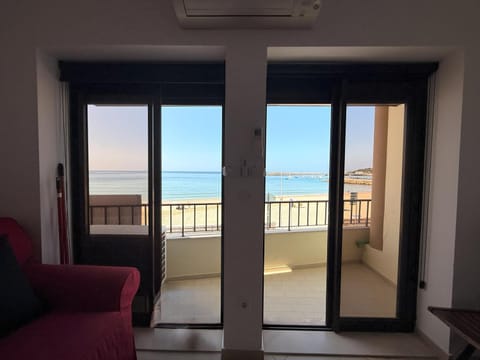 Communal lounge/ TV room, Living room, Sea view