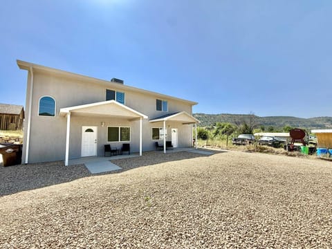 Entire Duplex near Zion with 2 hot tubs sleeps 9 House in Glendale