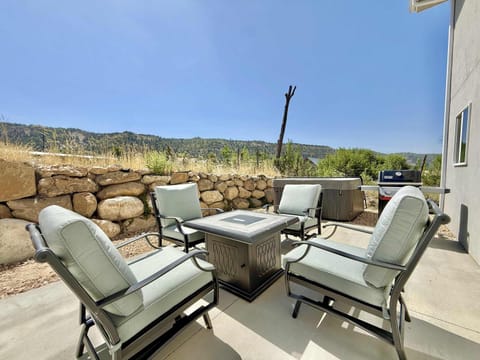 Updated townhouse just minutes from Zion with hot tub House in Glendale