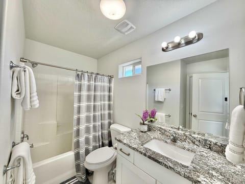 Townhome in Glendale UT near Zion with hot tub House in Glendale