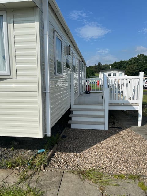 Property building, Day, Balcony/Terrace