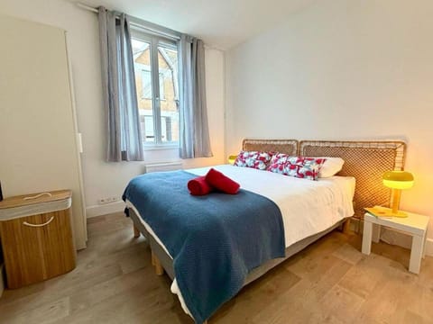 Bed, Photo of the whole room, Bedroom, storage, towels