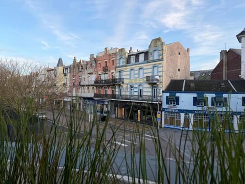 Neighbourhood, City view, Location