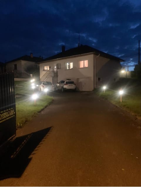 Maison jardin barbecue parking Villa in Montbéliard