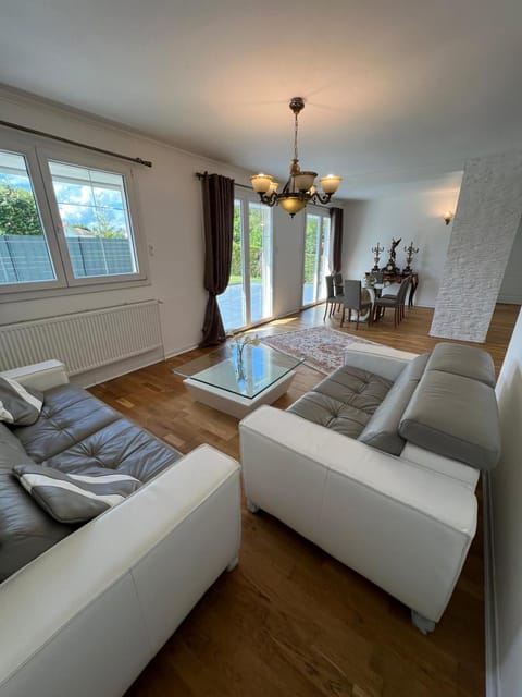 Maison jardin barbecue parking Villa in Montbéliard