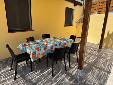 Patio, Day, Dining area