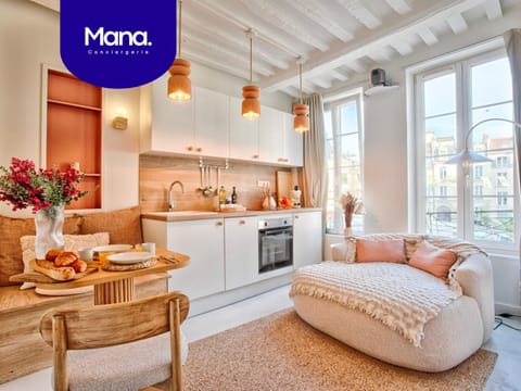 Kitchen or kitchenette, Living room, Food and drinks, Seating area, Dining area, stove