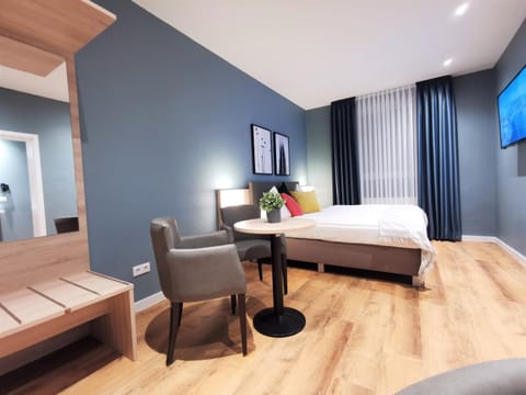 Bed, TV and multimedia, Photo of the whole room, Seating area, Bedroom