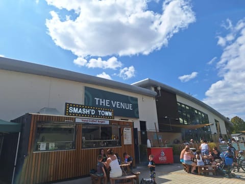 Fabulous 3 Bedroom Static Caravan at Billing Aquadrome Campground/ 
RV Resort in Northampton