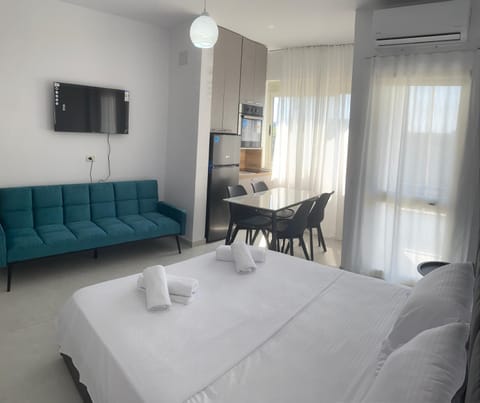 Bed, TV and multimedia, Kitchen or kitchenette, Living room, Photo of the whole room, Seating area, Dining area, Bedroom, air conditioner
