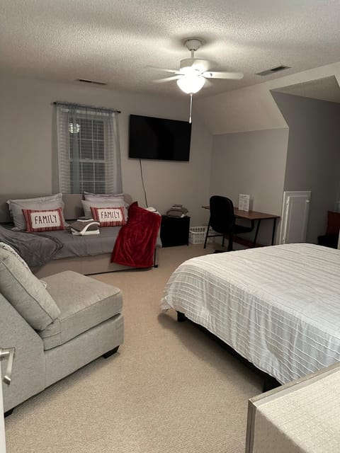 Bed, TV and multimedia, Photo of the whole room, Seating area, Evening entertainment, Bedroom